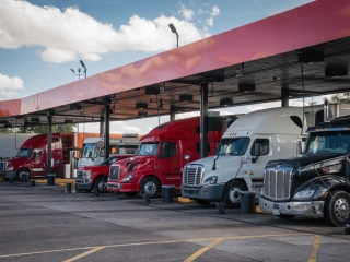 Tổng thống Trump ký sắc lệnh áp thuế 25% đối với xe tải trung và hạng nặng nhập khẩu