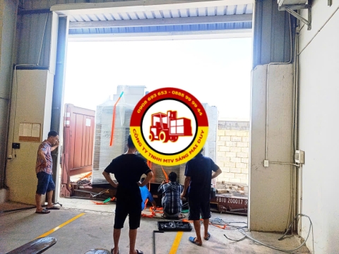 Nâng hạ máy CNC tại KCN Đức Hòa