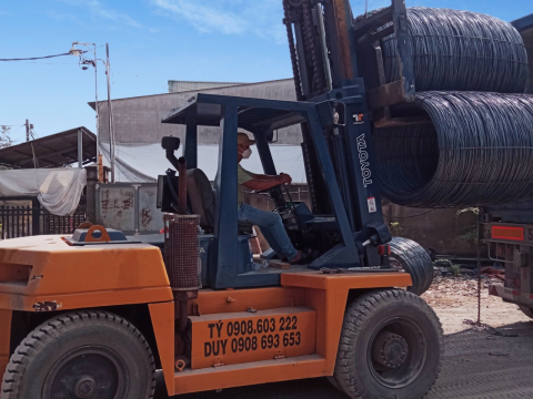 Rút container sắt thép tại Đức Hòa