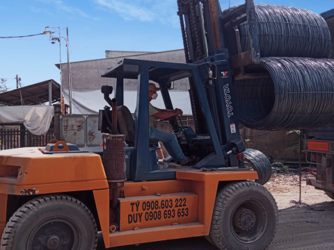 Rút container sắt thép tại Đức Hòa