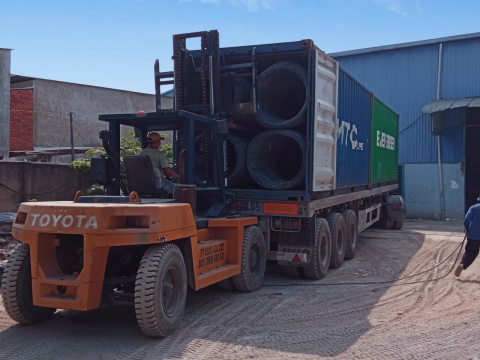 Rút container sắt thép tại Đức Hòa