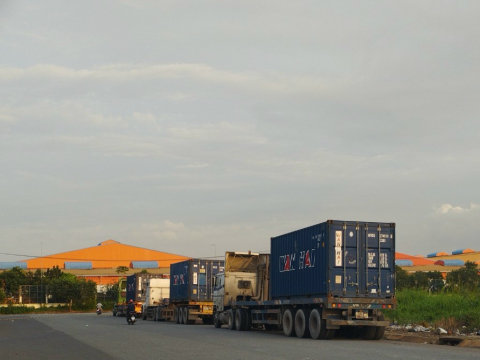 Rút container sắt thép tại Đức Hòa