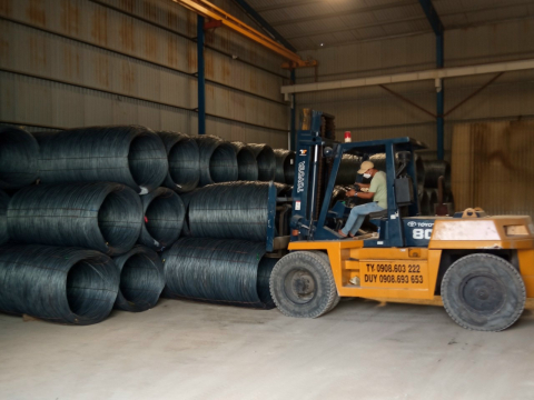 Rút container sắt thép tại Đức Hòa