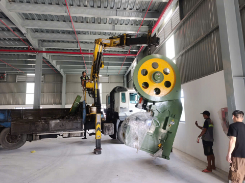Nâng Cẩu máy đột - Đức Hòa - Tây Ninh