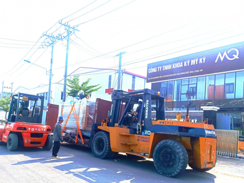 Nâng hạ máy CNC tại KCN Đức Hòa