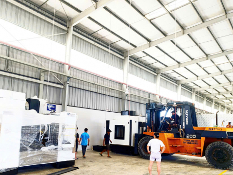 Nâng hạ máy CNC tại KCN Đức Hòa